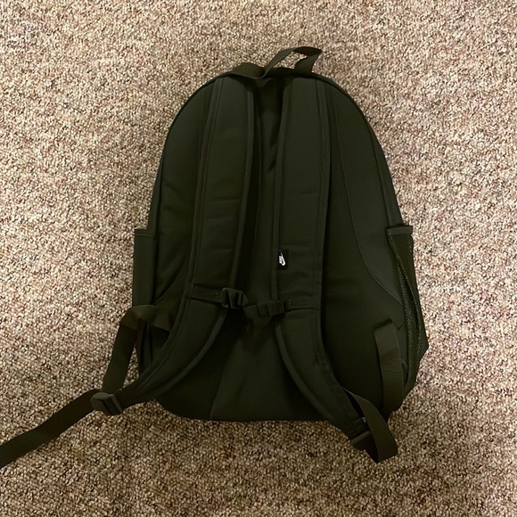 COPY - Nike Hayward Green Backpack Unisex 26L. - Picture 2 of 5